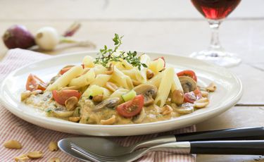 Penne mit Zucchini-Erdnuss-Sauce